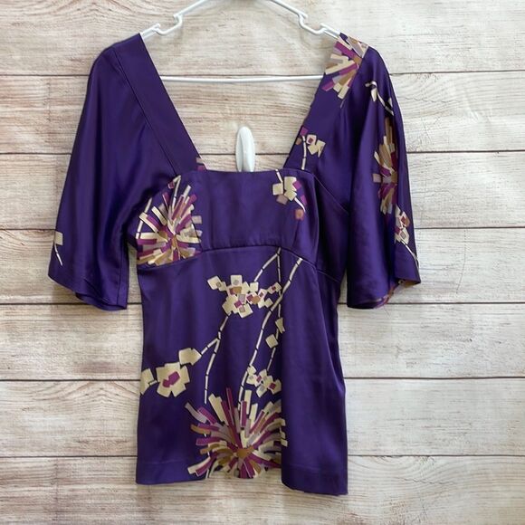TRINA TURK 100% SILK KIMONO STYLE TOP IN PURPLE FLORAL PRINT - Picture 1 of 9